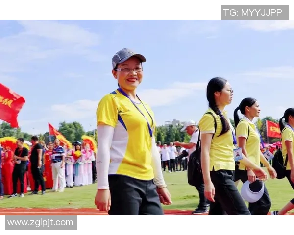 《聚焦球场之星：探索足球运动员背后的拼搏与荣耀》