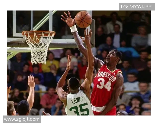 哈基姆·奥拉朱旺：从篮下统治者到篮球传奇的辉煌人生与球场智慧