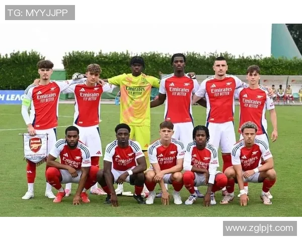 足球巨星的成长之路 从青训到世界舞台的拼搏与辉煌